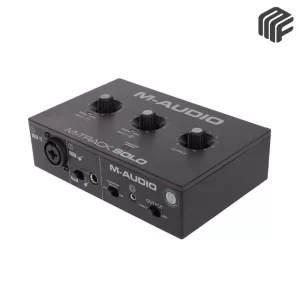 كارت صوت خارجي أسود مدمج بمنفذ USB مع مدخل XLR ومدخل آلات موسيقية ومفاتيح تحويل موديل M-Audio M-Track Solo Interface - متوفر لدى MF Music Egypt