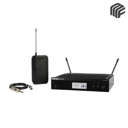 نظام لاسلكي Shure BLX14R للآلات الموسيقية يُظهر مستقبل BLX4R القابل للتركيب في الرف وجهاز إرسال BLX1 بكيبل WA302