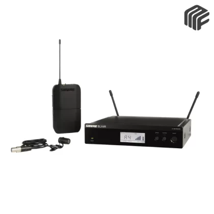 نظام ميكروفون لاسلكي لافالير Shure BLX14RE/W85 يُظهر مستقبل BLX4R القابل للتركيب في الرف وجهاز إرسال BLX1 وميكروفون WL185
